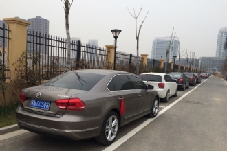 我校强化教师交通意识,划定机动车停车位规范停车