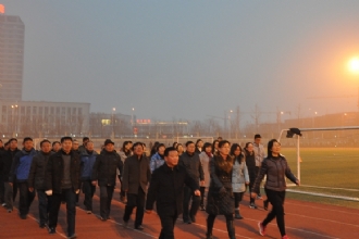 健康运动,快乐工作——我校举办2016新年健步走活动