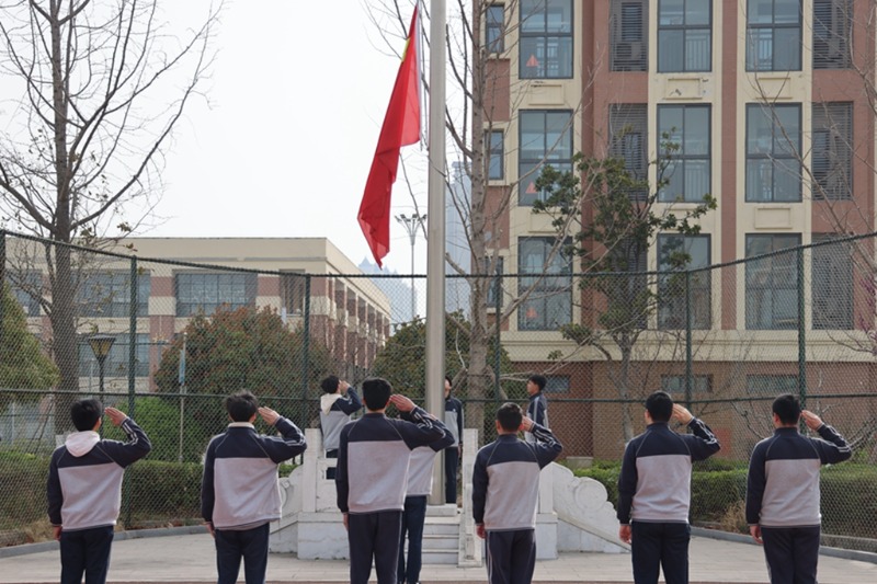 马陵中学｜吃苦夯实成功基，信心扬起奋进帆——马陵中学2024－2025学年度第二学期第7周升旗仪式