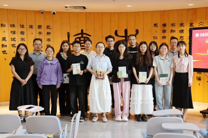 马陵中学│书香润心,共赴成长之约——马陵中学举办青年教师读书分享沙龙